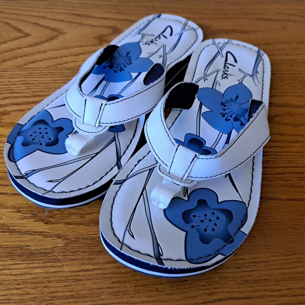 NEW Clarks Flip Flop White Sandal size 7